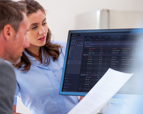 Technicien regardant une liste de travail