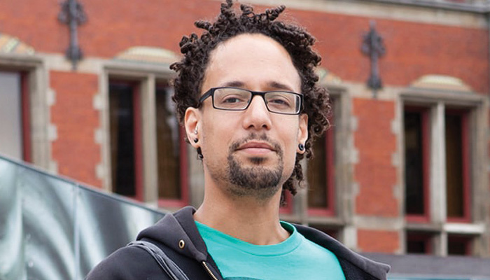 La barbiche avec moustache reli&eacute;e