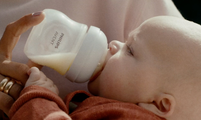 Mobile vid&eacute;o t&eacute;tine de biberon